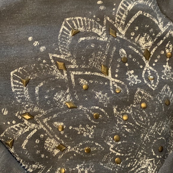 Sweat shirt with slit cut sleeves - Picture 4 of 4